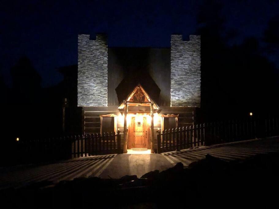 فيلا The Log Castle~Stunning Mountain Views~Hot Tub سيفيرفيل المظهر الخارجي الصورة