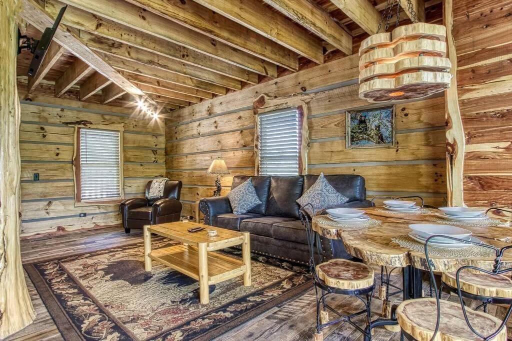 فيلا The Log Castle~Stunning Mountain Views~Hot Tub سيفيرفيل المظهر الخارجي الصورة