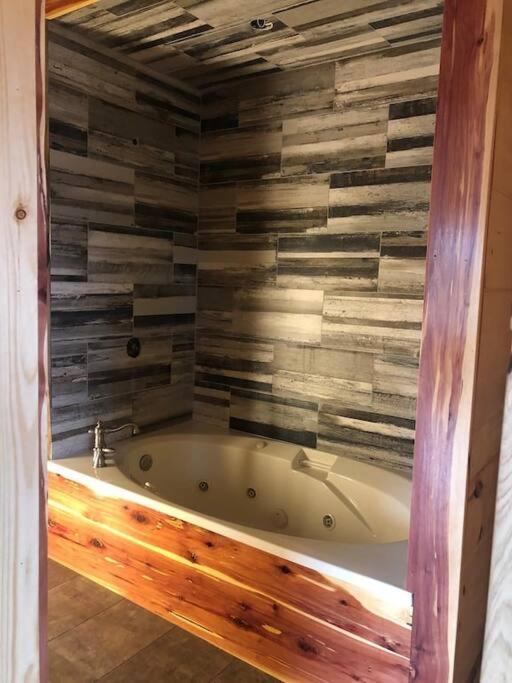 فيلا The Log Castle~Stunning Mountain Views~Hot Tub سيفيرفيل المظهر الخارجي الصورة