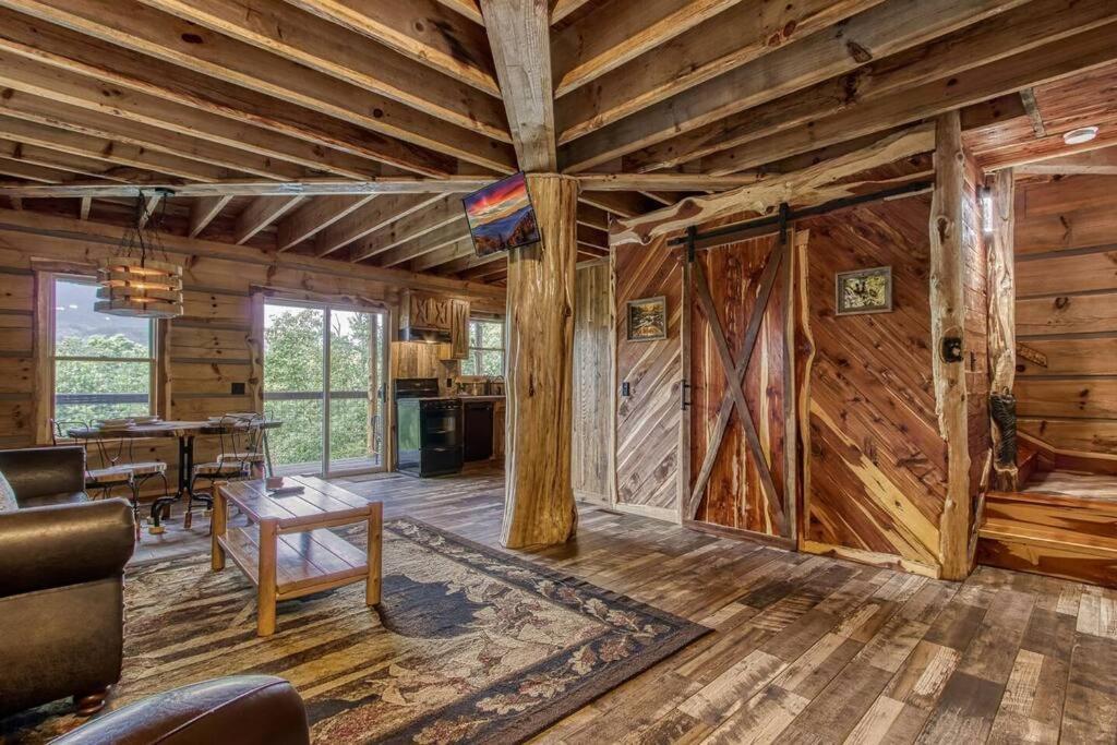 فيلا The Log Castle~Stunning Mountain Views~Hot Tub سيفيرفيل المظهر الخارجي الصورة
