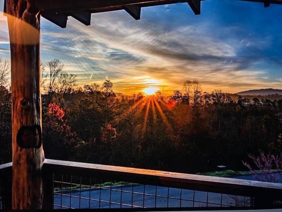 فيلا The Log Castle~Stunning Mountain Views~Hot Tub سيفيرفيل المظهر الخارجي الصورة