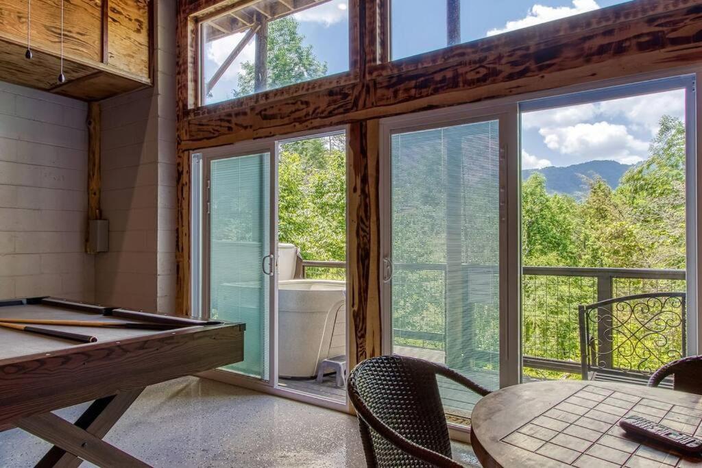 فيلا The Log Castle~Stunning Mountain Views~Hot Tub سيفيرفيل المظهر الخارجي الصورة